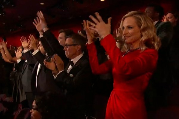 Plateia do Oscar aplaude Troy Kotsur usando a língua de sinais americana (Foto: Reprodução)