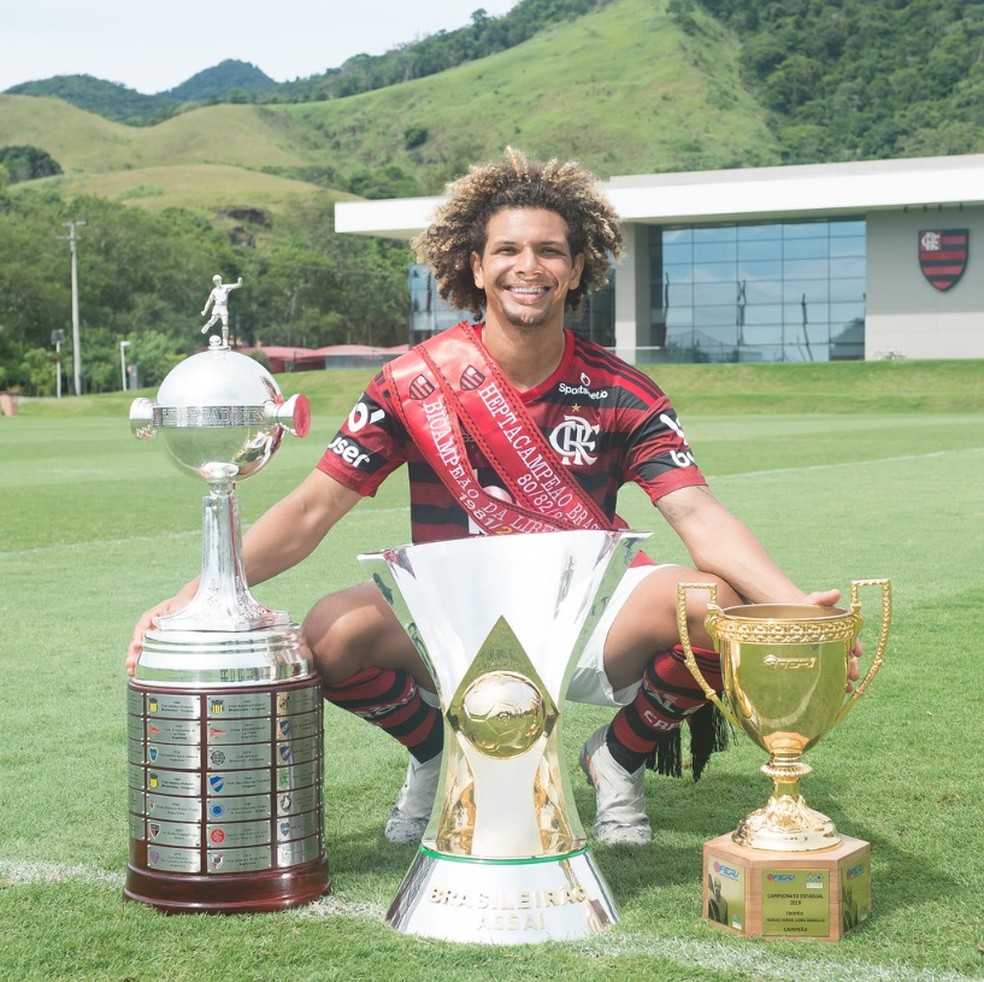 Willian Arão com as taças do Flamengo em 2019 — Foto: Alexandre Vidal/Flamengo
