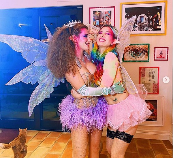 O ensaio das irmãs Bella Thorne e Dani Thorne com suas fantasias de fadas para o Halloween (Foto: Instagram)