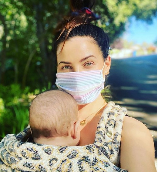 A atriz e dançarina Jenna Dewan com o filho nascido em março de 2020 (Foto: Instagram)