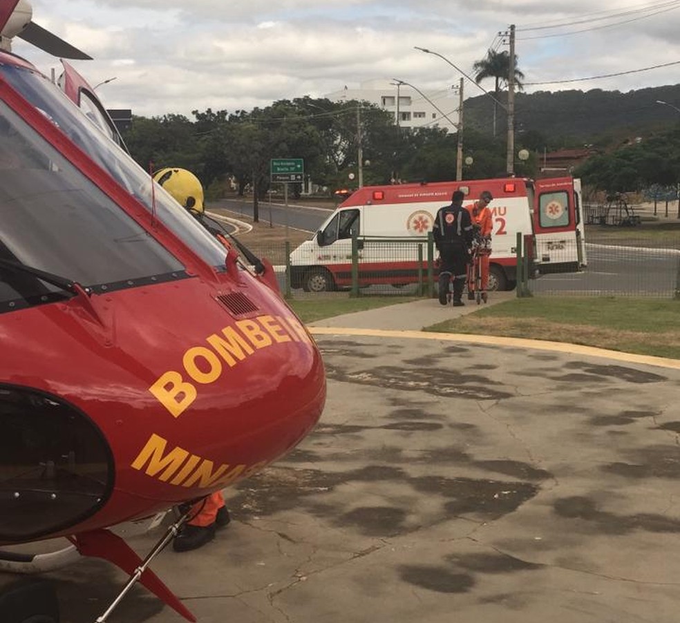 Motorista reserva do ônibus foi socorrido em estado grave — Foto: Corpo de Bombeiros/Divulgação