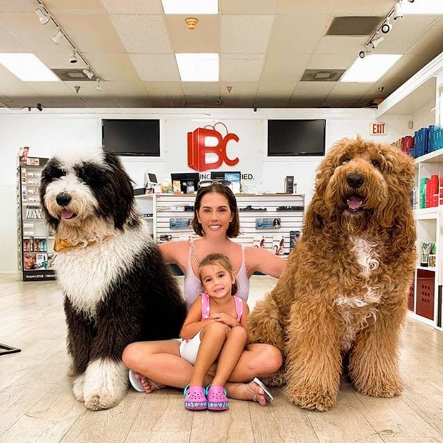 Deborah Secco e a filha, Maria Flor, posam com cães (Foto: Reprodução/Instagram)