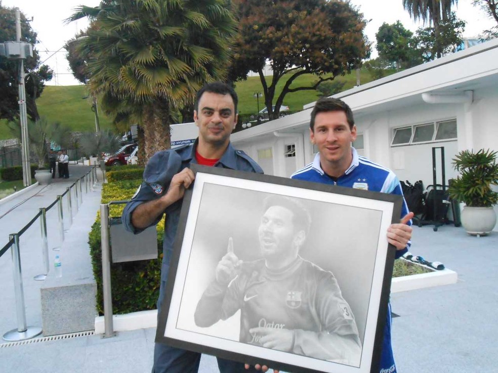 Messi recebe o quadro das mÃ£os do sargento dos Bombeiros Alexandre Porto â?? Foto: Arquivo Pessoal