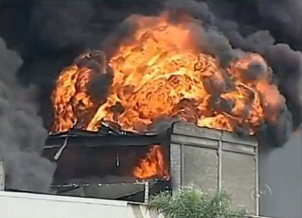 Incêndio atingiu grandes proporções da fábrica de embalagens (Foto: Reprodução/TV Tem)