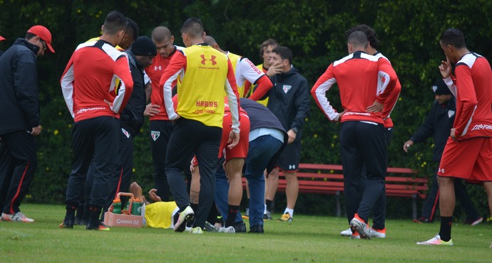 Rodrigo Caio machucado (Foto: Erico Leonan - site oficial do São Paulo FC)