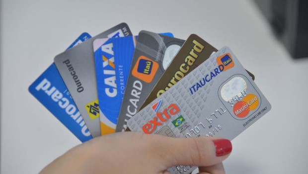 A taxa média do rotativo do cartão de crédito subiu 4,1 pontos percentuais em relação ao outubro, chegando a 279,8% ao ano, no mês passado (Foto: Arquivo Agência Brasil)