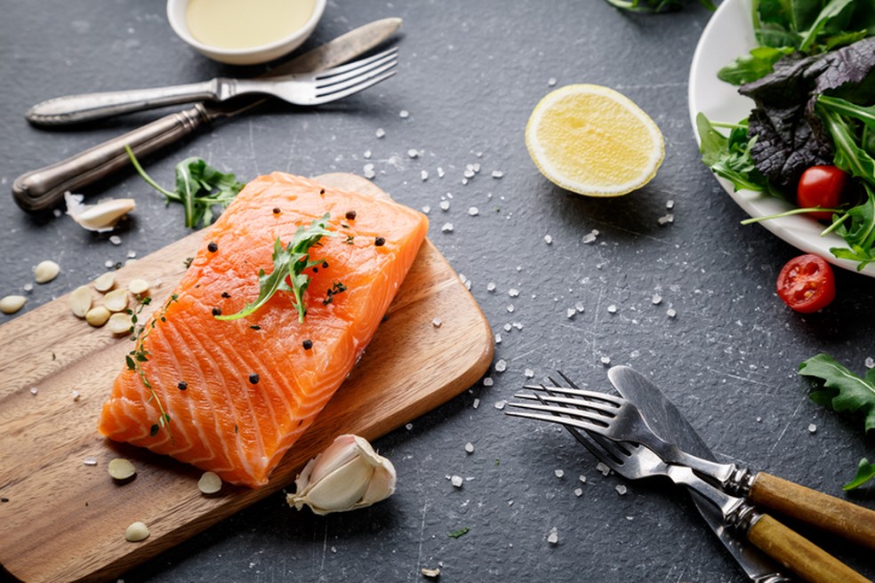 Peixes como o salmão são ricos em ômega 3 — Foto: iStock Getty Images