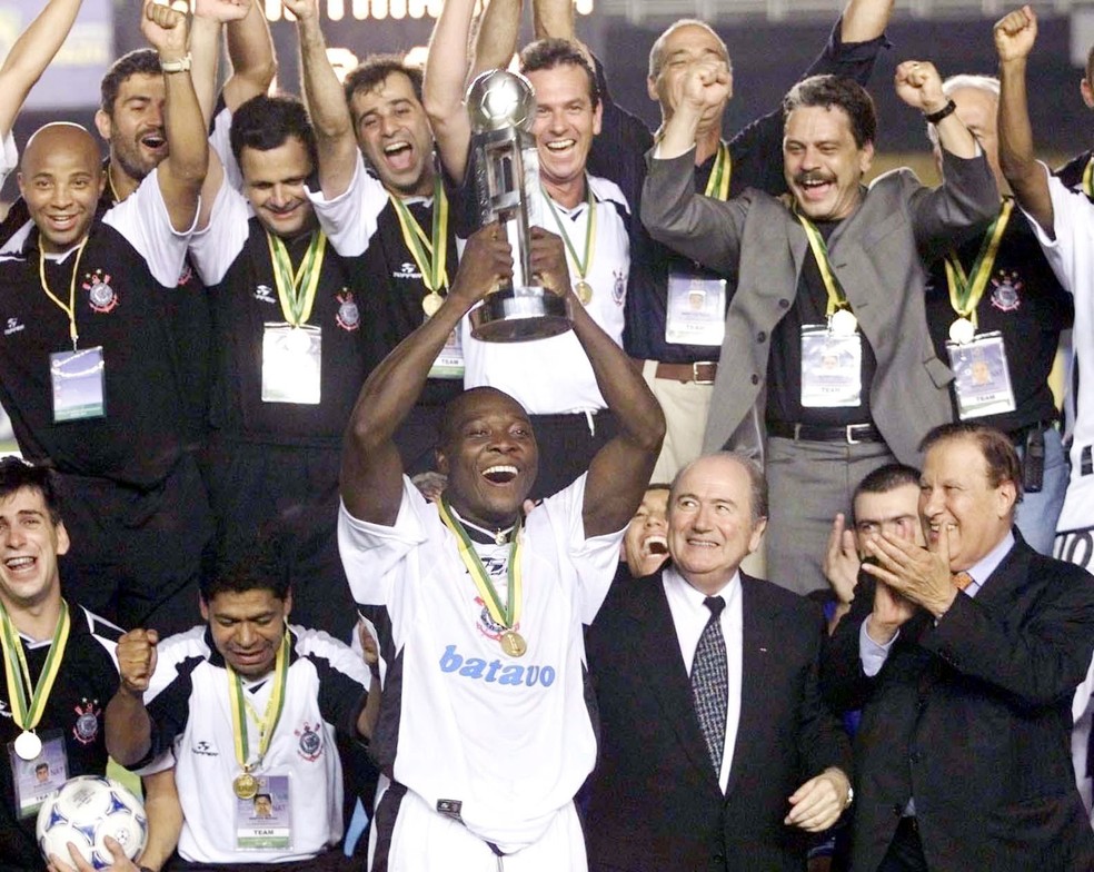 Rincón levanta a taça de campeão do mundo da Fifa em 2000 — Foto: Otávio Magalhães/Estadão Conteúdo