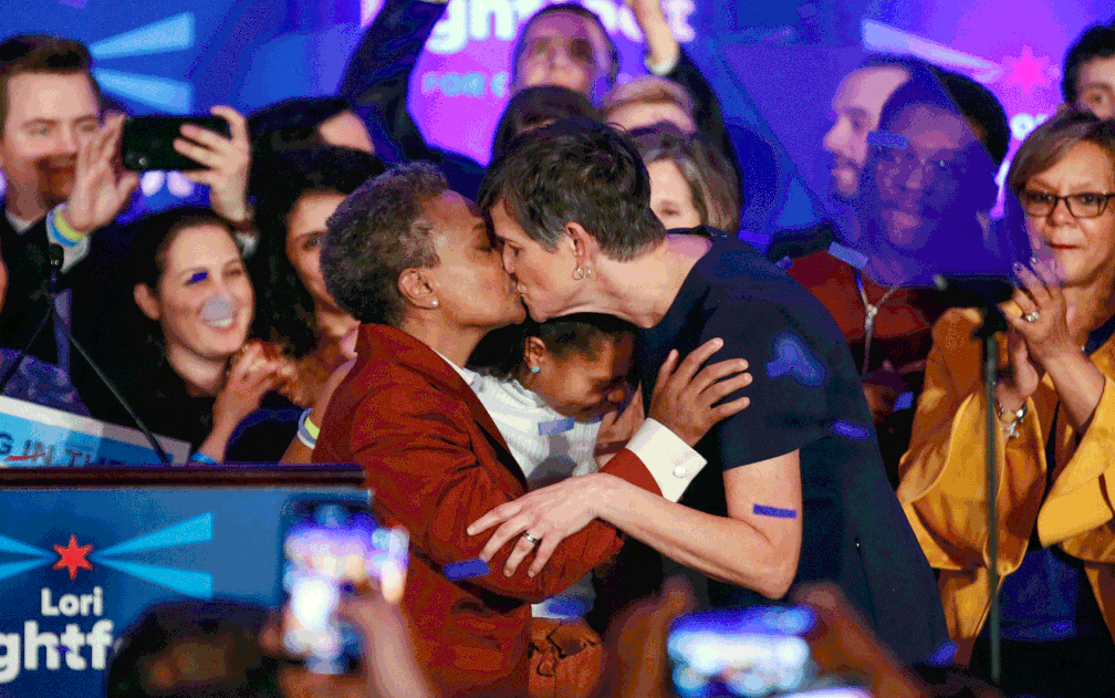 Lori Lightfoot beija sua mulher, Amy Eshleman, após discurso da vitória por ter sido eleita prefeita de Chicago — Foto: Kamil Krzaczynski / AFP Photo