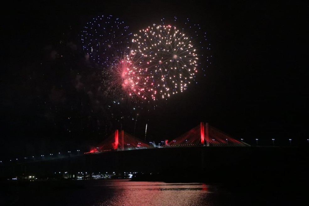 Queima de fogos na ponte Newton Navarro, em Natal — Foto: Elias Medeiros