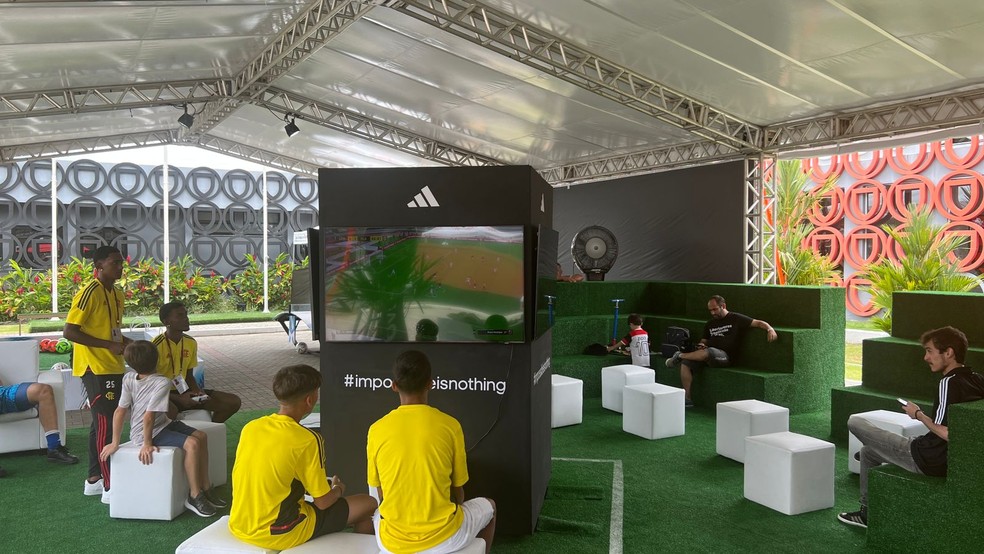 Confira espa&ccedil;o no Ninho do Urubu em que atletas puderam se distrair jogando videogame &mdash; Foto: Let&iacute;cia Marques