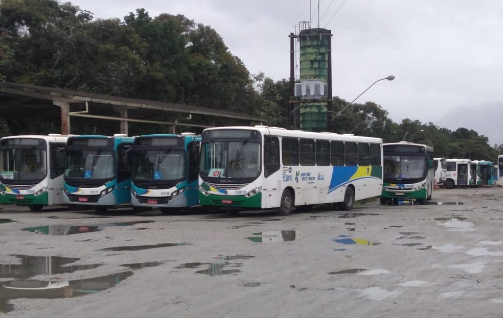 Motoristas paralisaram atividades durante a manh&atilde; desta sexta-feira (10) &mdash; Foto: G1 Santos