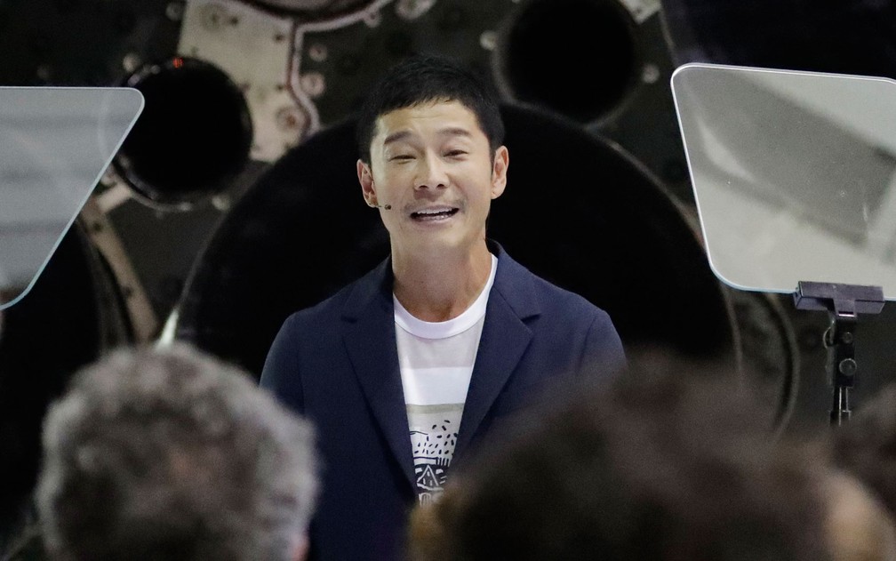 O empresário japonês Yusaku Maezawa fala a jornalistas após ser anunciado como o primeiro turista espacial que irá voar ao redor da Lua, em evento da SpaceX, em Hawthorne, Califórnia, na segunda-feira (17) — Foto: AP Photo/Chris Carlson