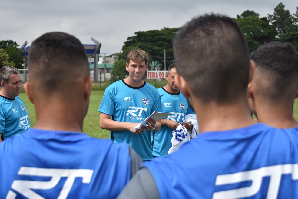 TÃ©cnico Ricardo Costa conversa com os atleta do SÃ£o JosÃ© EC: facilidade em trabalhar com jovens talentos â€” Foto: Filipe Rodrigues/GloboEsporte.com