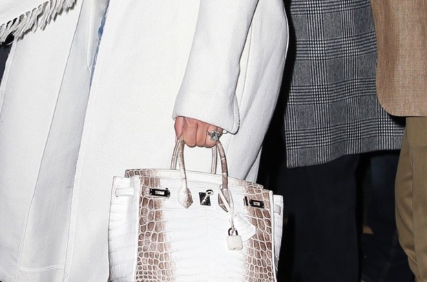 Jennifer Lopez ostenta anel de R$ 4 milhões em jantar com o amado (Foto: Backgrid)