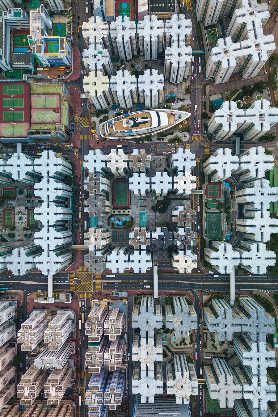 Hong kong, China  Às vezes, subir ao topo do prédio não basta: Koopmans fez esta imagem pilotando um drone no alto de um edifício. No clique se destaca o shopping center em forma de navio no distrito de Kowloon. (Foto: Ryan Koopmans)