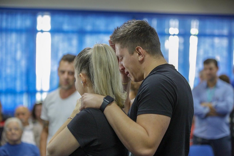 Follmann esteve ao lado da esposa no velório — Foto: Dinho Zanotto/Arquivo pessoal