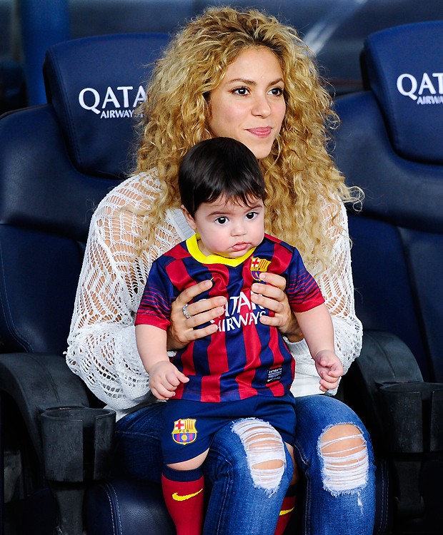 Depois de babar pelo fofo do Milan, repare no look de Shakira: malha com enlace bem aberto e a calça jeans rasgada no joelho (Foto: Getty Images)