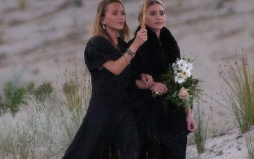 Damas de honra em casamento, gêmeas Olsen se vestem de preto