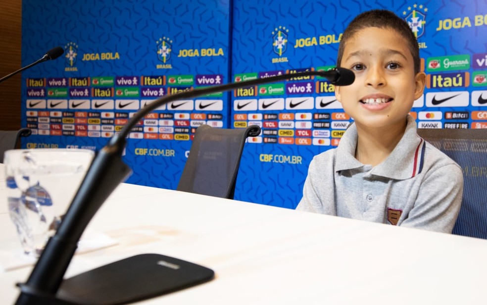 Menino que desenhou próprio álbum da Copa do Mundo assiste a convocação de amistosos e é ‘paparicado’ pela CBF, diz pai