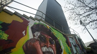 Na foto, o fotógrafo Januário Garcia, em um muro da Avenida Chile, no Centro do Rio.  — Foto: Márcia Foletto
