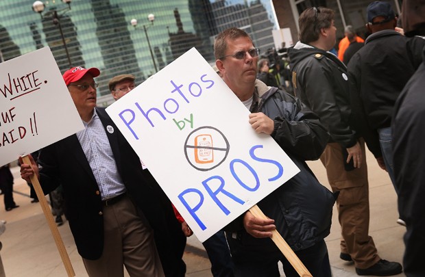 Fotógrafos demitidos do Chicago Sun-Times protestam em frente ao jornal (Foto: Scott Olson/Getty Images/AFP)