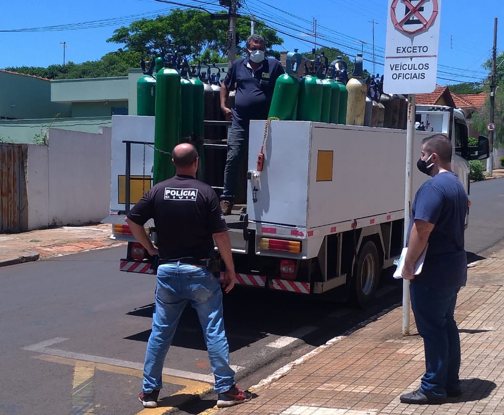 Cilindros de oxigênio foram apreendidos nesta terça-feira (2) em Bocaina — Foto: Bocaina Informa/Divulgação