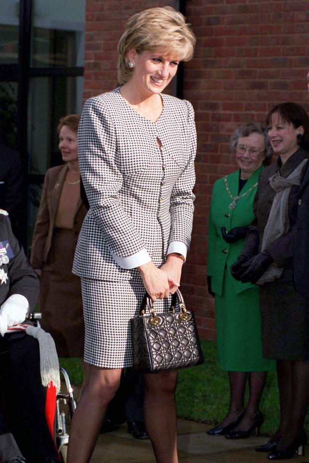 BIRMINGHAM, UNITED KINGDOM - OCTOBER 31:  Princess Diana, Patron, Opening The National Institute Of Conductive Education At Cannon Hill House, Russell Road, Moseley, Birmingham.  The Princess Is Wearing A Black And White Houndstooth Check Suit And She Is  (Foto: Tim Graham Photo Library via Get)