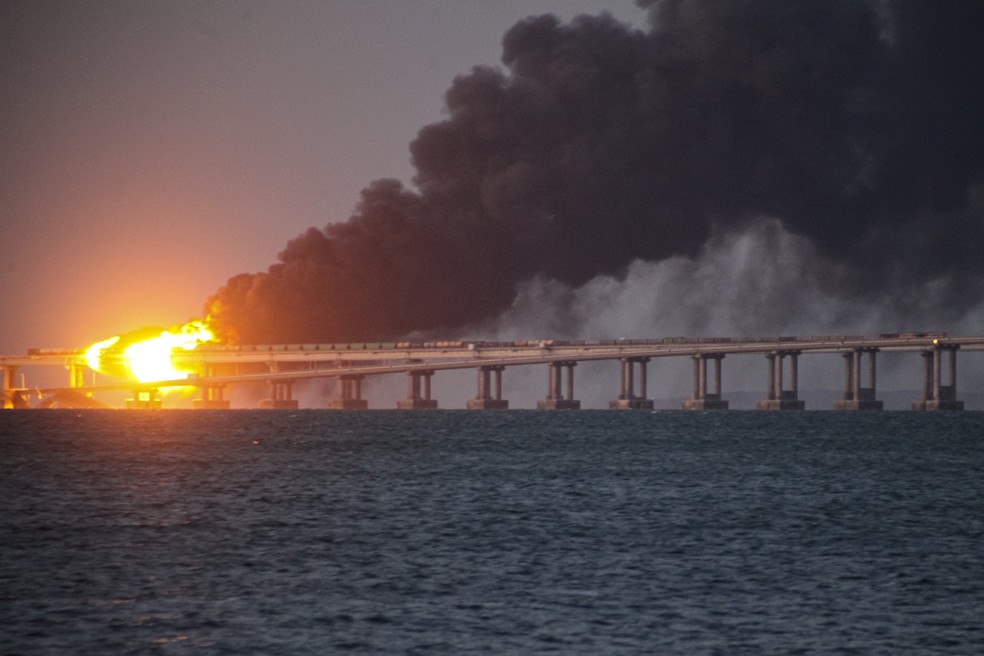 Explosões destroem parte da única ponte entre Rússia e Crimeia neste sábado (8) — Foto: AP Photo
