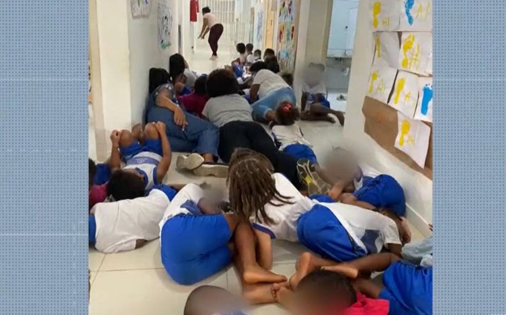 Crianças deitam em corredor de creche durante troca de tiros no Nordeste de Amaralina — Foto: Reprodução/TV Bahia
