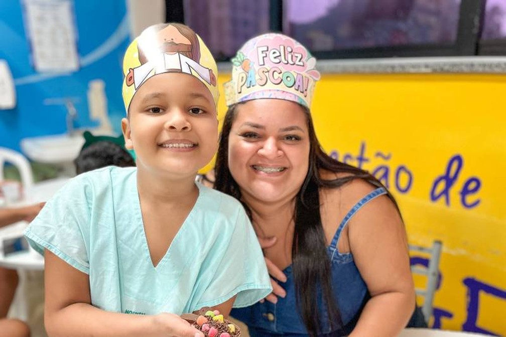 De Parauapebas, mãe e filho que estão participaram de oficina de ovos no Hospital Oncológico Infantil — Foto: Leila Cruz/Ascom Hoiol