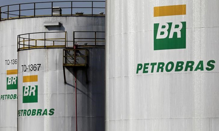 Logo da Petrobras em tanque em refinaria da estatal em Paulínia (Foto: Paulo Whitaker/Reuters)