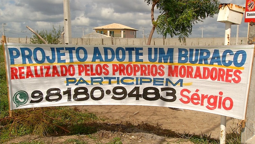 Campanha 'Adote um buraco' mobilizou moradores de Parnamirim para consertar as ruas do bairro (Foto: Reprodução/Inter TV Cabugi)