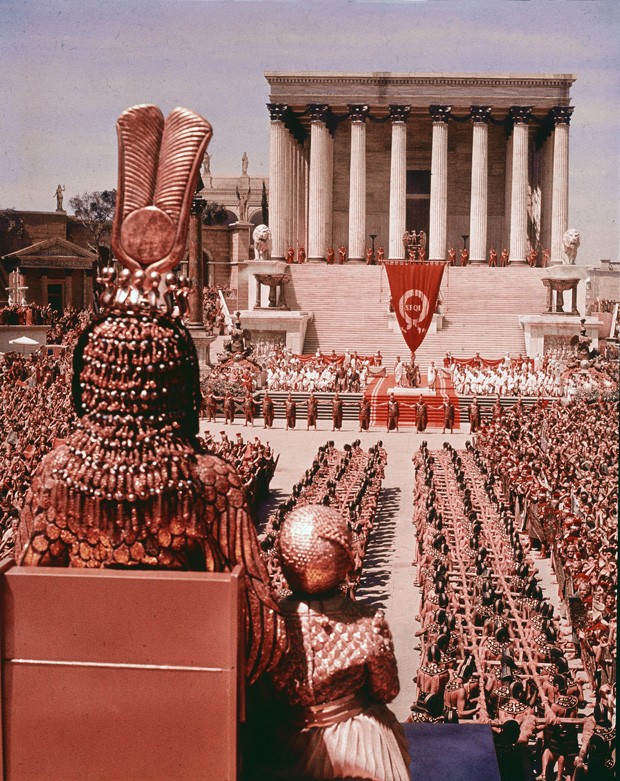 High-angle crowd scene from the film, 'Cleopatra,' directed by Joseph Mankiewitz, 1963. (Photo by 20th Century Fox/Courtesy of Getty Images) (Foto: Getty Images)