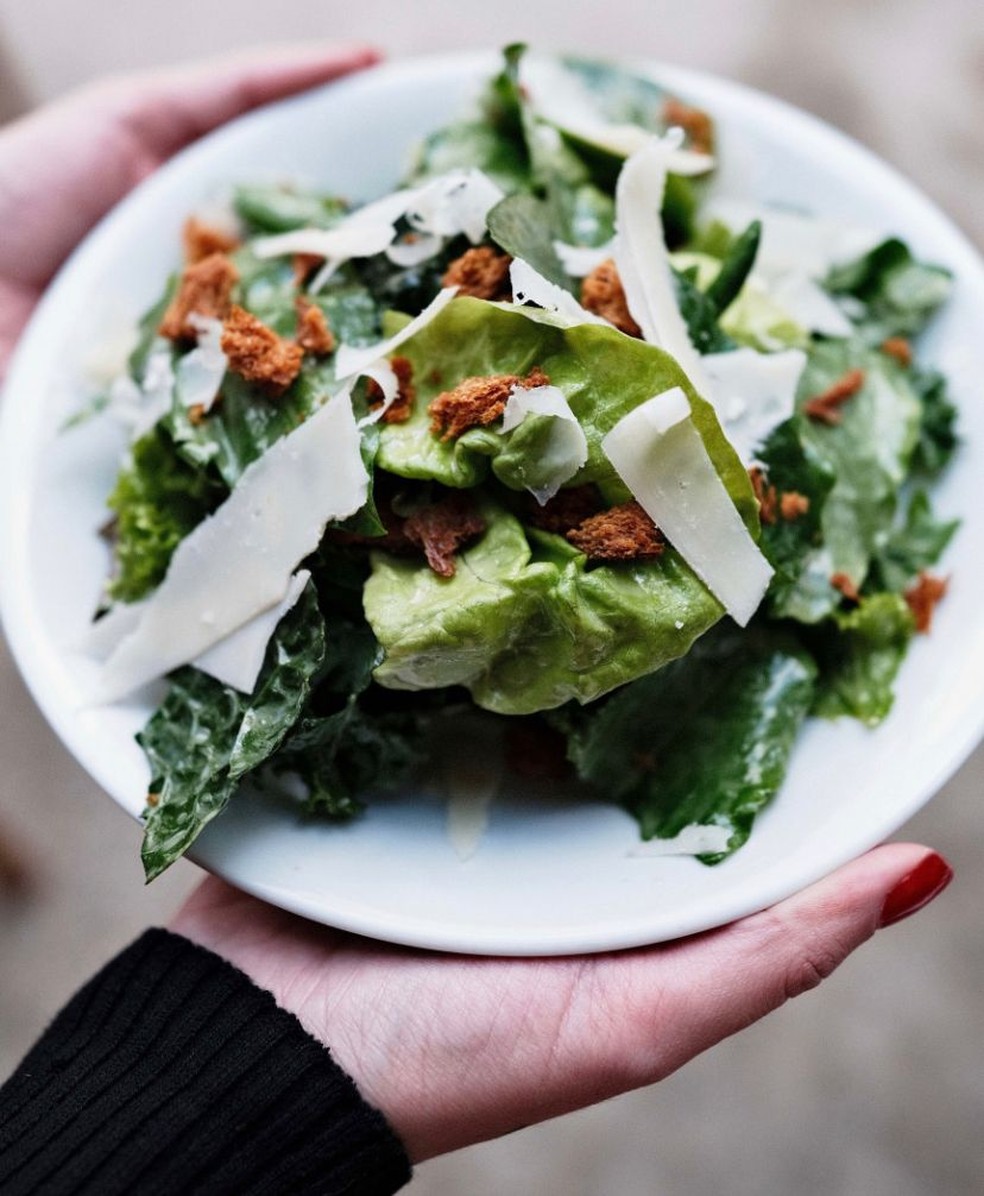 Todas as saladas são colhidas por agricultores orgânicos  — Foto: Reprodução