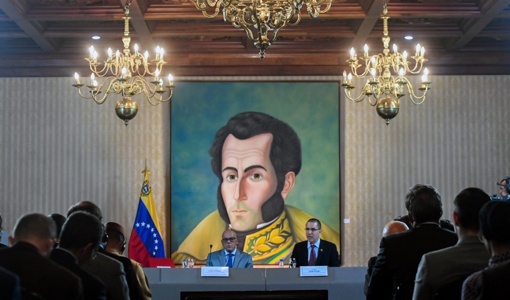 O Ministro das comunicaÃ§Ãµes Jorge Rodriguez e o das RelaÃ§Ãµes Exteriores, Jorge Arreaza, durante encontro de diplomatas em Caracas, em setembro de 2019 â Foto: Federico Parra / AFP