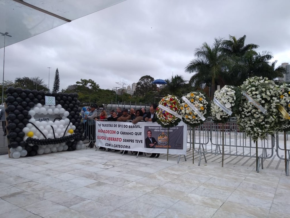 Grupo de taxistas homenageiam Gugu que teve um quadro como taxista em programa de teelvisão — Foto: Laís Modelli/G1