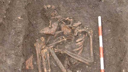 Esqueleto achado na Inglaterra seria de mulher que vivia reclusa no século 15