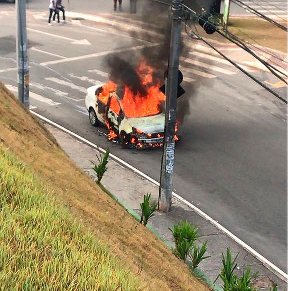 Veículo ficou em chamas (Foto: Thales Nery/Divulgação)