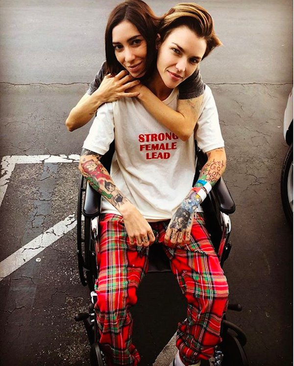 A atriz Ruby Rose em uma cadeira de rodas na companhia da namorada após passar por uma cirurgia na coluna (Foto: Instagram)