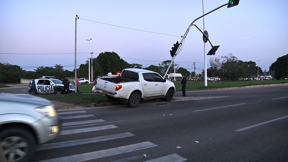 Após tiros, motorista perdeu controle do veículo e colidiu com semáforo (Foto: TV Verdes Mares/Reprodução)