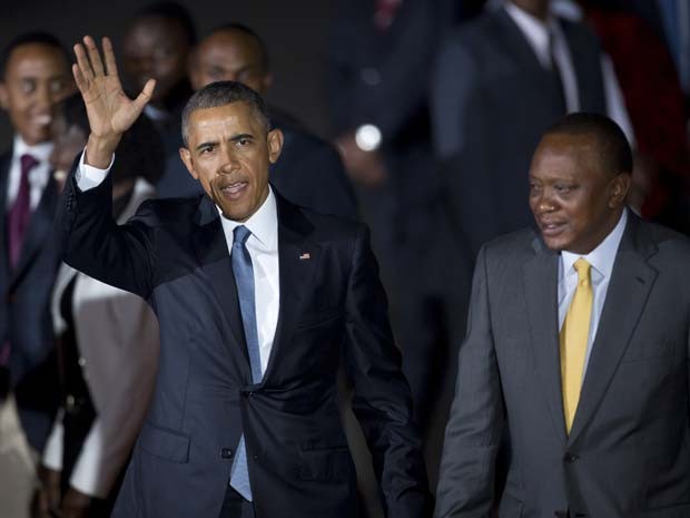 Barack Obama chega no Quênia e é recebido pelo presidente Uhuru Kenyatta (Foto: AP Photo/Ben Curtis)