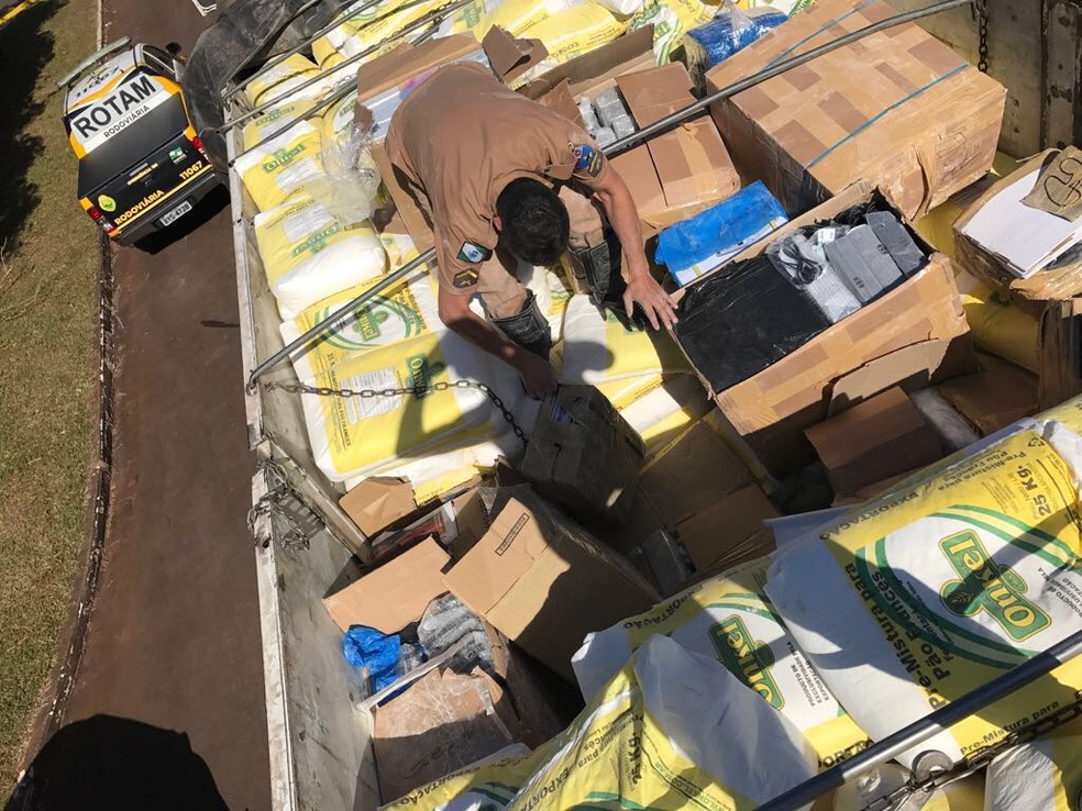 Caminhoneiro é preso com eletrônicos contrabandeados escondidos em carga de farinha (Foto: Divulgação/PRE)