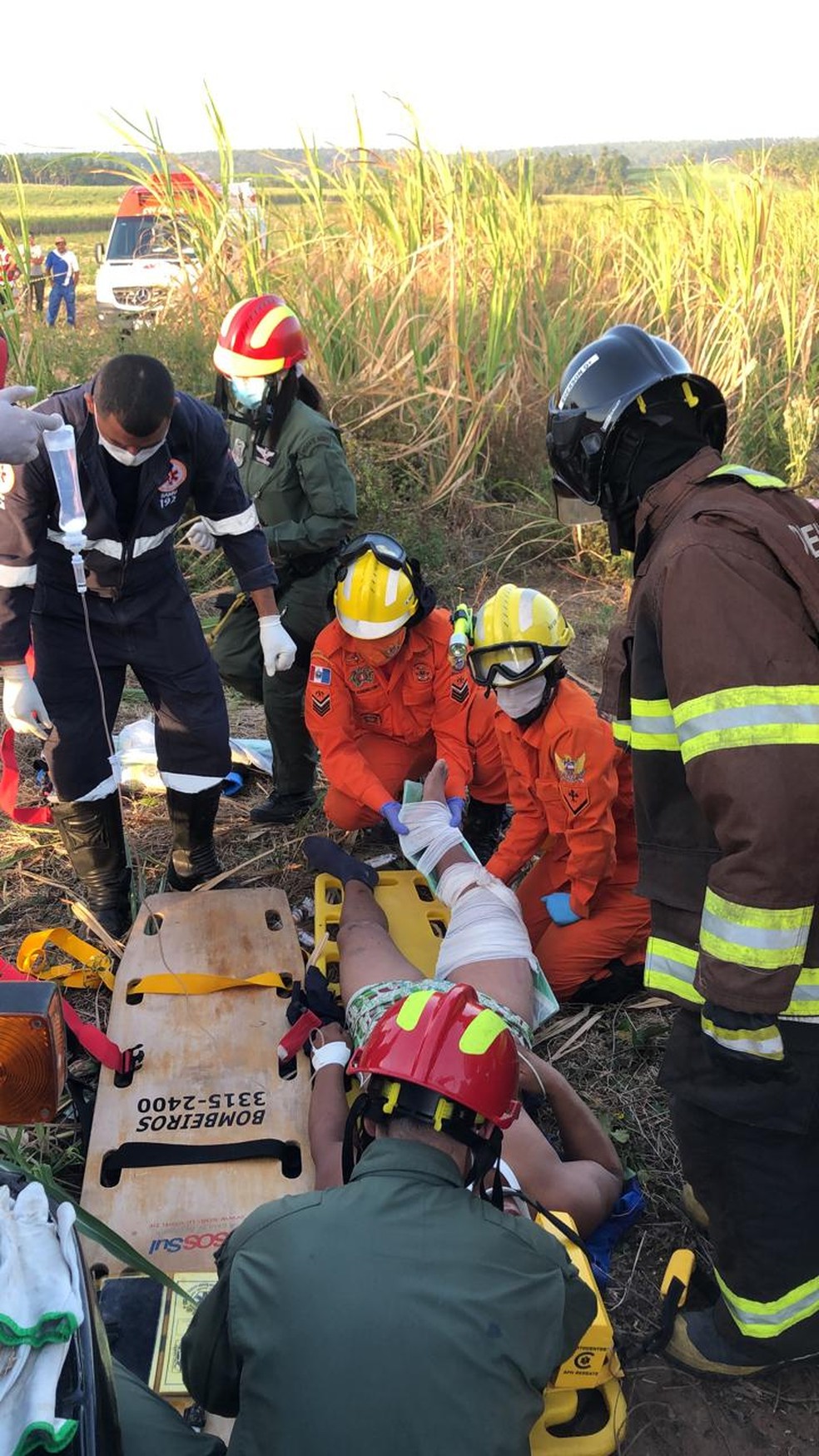 Militares do Corpo de Bombeiros conseguiram retirar um dos ocupantes do veículo com vida — Foto: Ascom CBMAL