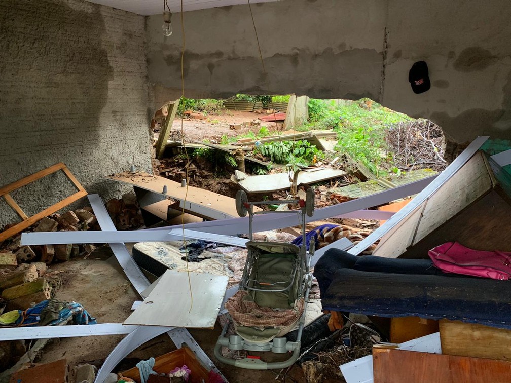 Casa onde o bebê que morreu, depois de ser arrastado pela chuva, morava em Guarapuava — Foto: Murilo Souza/RPC