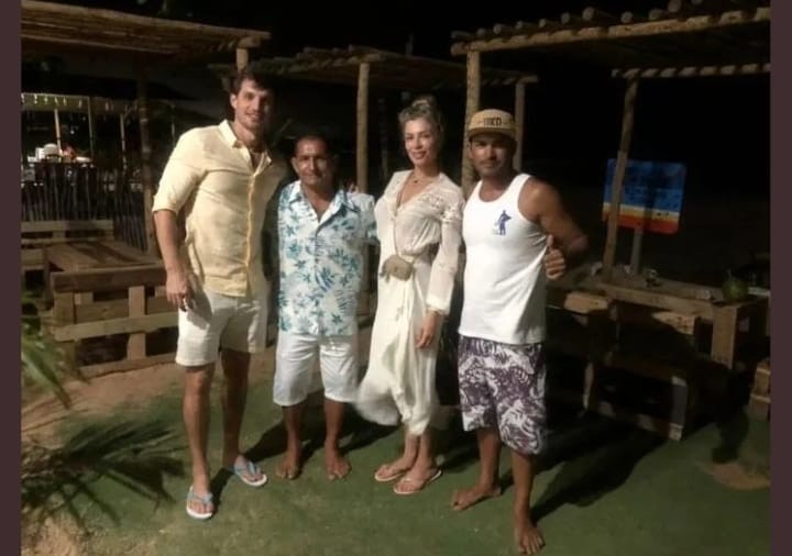 Grazi Massafera e Alexandre Machafer, seu novo affair, posam com moradores no Ceará (Foto: Reprodução/Instagram)