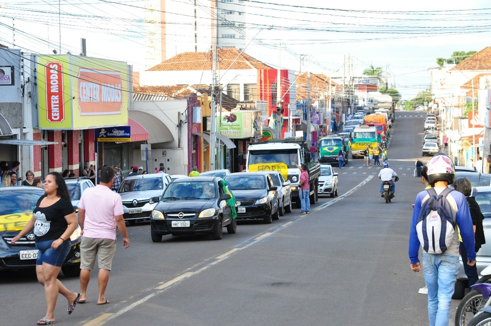 Manifestação foi realizada em Álvares Machado nesta terça-feira (29) (Foto: Gilmar Gomes/Foto Bruna)