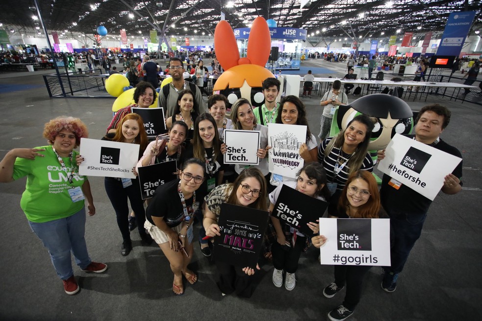 Campuseiras posam para foto após palestra na Campus Party sobre a presença feminina nas áreas de tecnologia (Foto: Fábio Tito/G1)