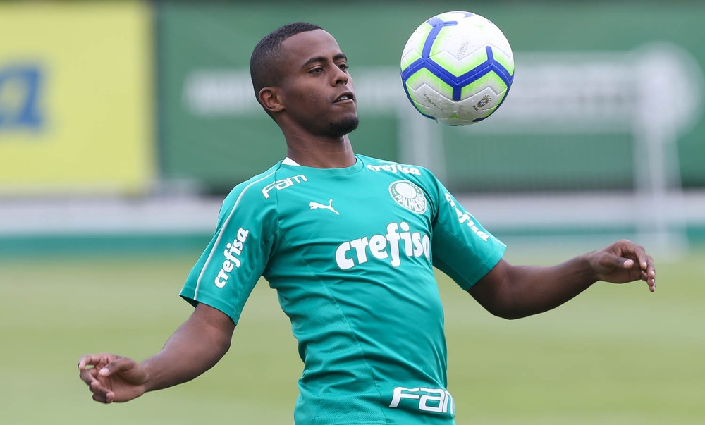 Na mira do Athletico, Carlos Eduardo é exaltado por dirigente alviverde: 