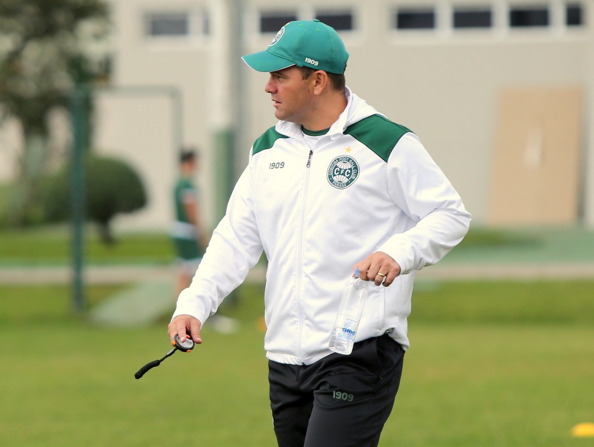 Umberto Louzer supera oito antecessores nos números, mas convive com pressão no Coritiba